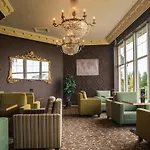Holyrood - Leisure Centre & The At Orchids 4* 번드런
