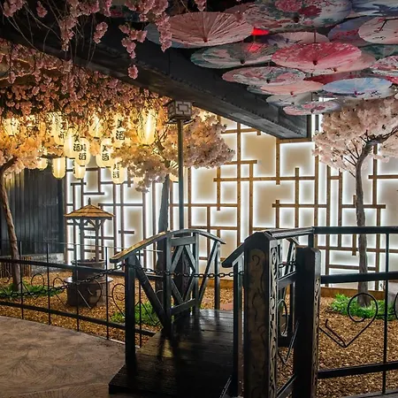 Holyrood - Leisure Centre & The At Orchids 酒店 4*