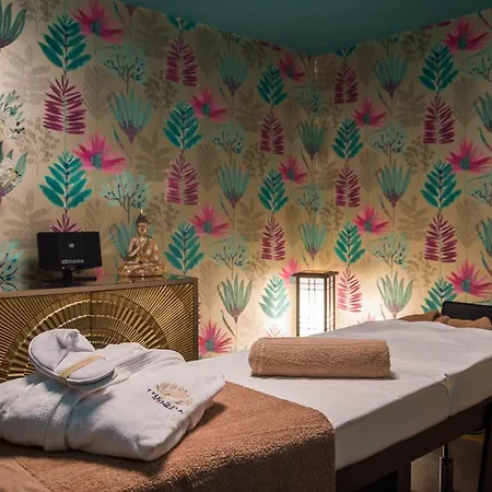 Holyrood - Leisure Centre & The At Orchids 4*