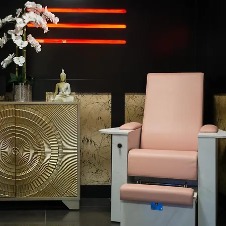 Holyrood - Leisure Centre & The At Orchids 4*