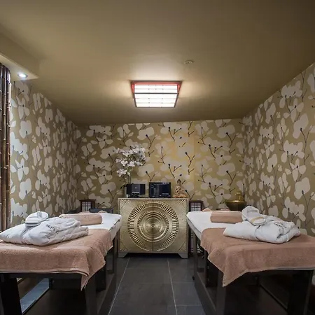 Holyrood - Leisure Centre & The At Orchids 班多伦