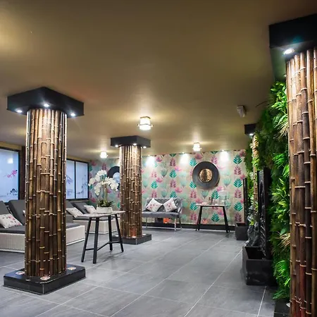 Holyrood - Leisure Centre & The At Orchids 4*