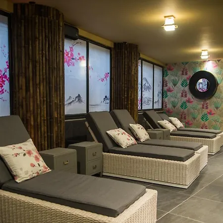 Holyrood - Leisure Centre & The At Orchids 酒店 4*