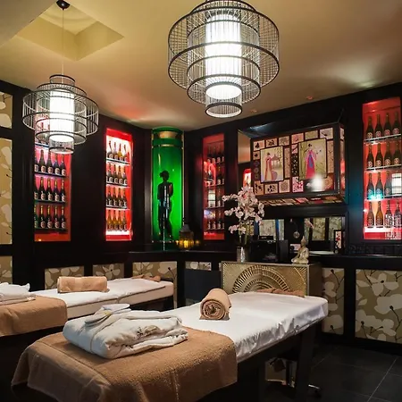 Holyrood - Leisure Centre & The At Orchids