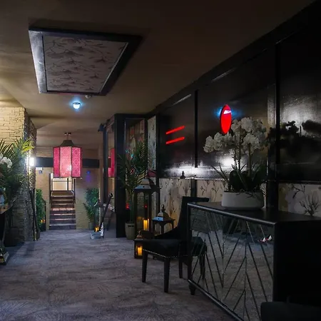 Holyrood - Leisure Centre & The At Orchids 班多伦