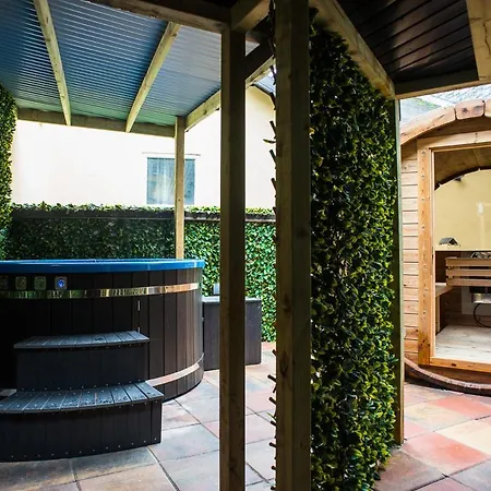 Holyrood - Leisure Centre & The At Orchids 酒店 班多伦