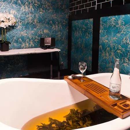 Hotel Holyrood - Leisure Centre & The At Orchids