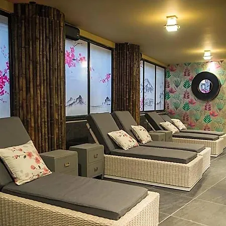 Hotel Holyrood - Leisure Centre & The At Orchids 4*