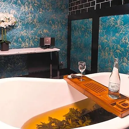 Holyrood - Leisure Centre & The At Orchids 4*