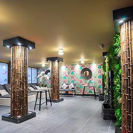 Hotel Holyrood - Leisure Centre & The At Orchids