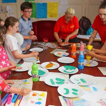 Holyrood - Leisure Centre & The At Orchids 班多伦