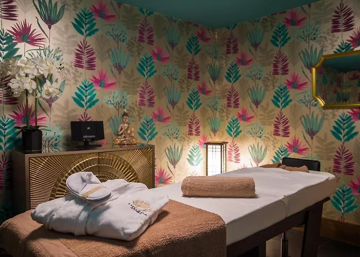 Holyrood - Leisure Centre & The At Orchids 4*