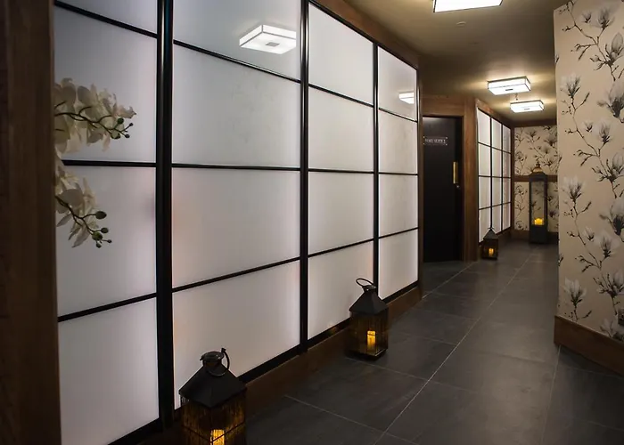 Holyrood - Leisure Centre & The At Orchids 4* 번드런