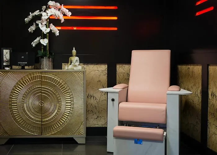 Holyrood - Leisure Centre & The At Orchids 4*