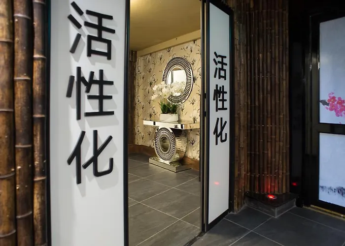 Holyrood - Leisure Centre & The At Orchids 호텔 번드런