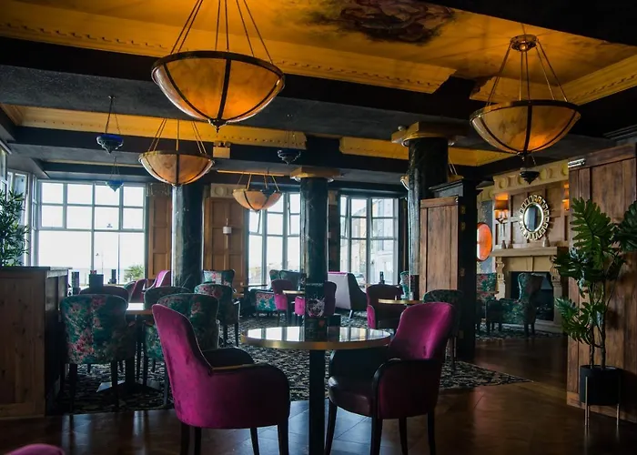 Holyrood - Leisure Centre & The At Orchids 번드런