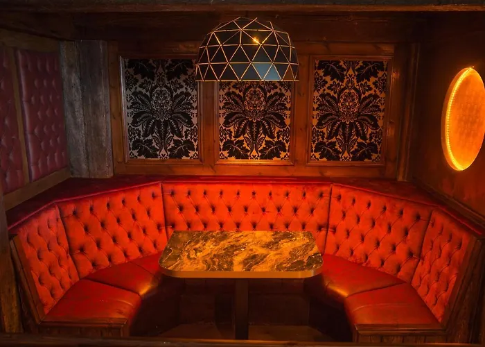 Holyrood - Leisure Centre & The At Orchids 4* 번드런