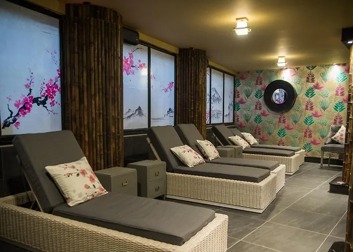 Holyrood - Leisure Centre & The At Orchids 호텔 4*