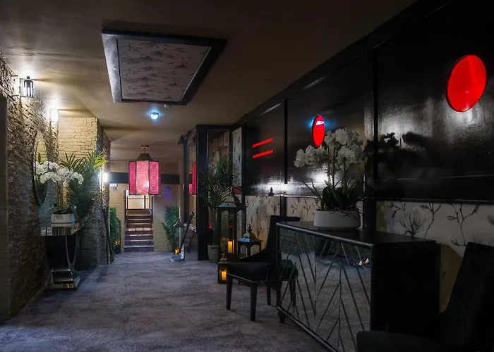 Holyrood - Leisure Centre & The At Orchids 번드런