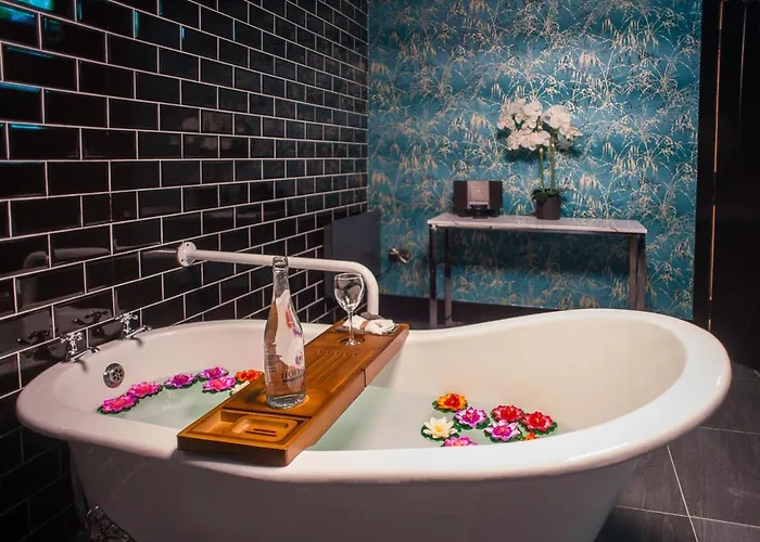 Hotel Holyrood - Leisure Centre & The At Orchids 4*