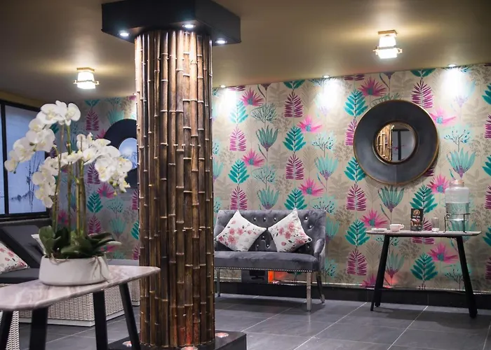 Holyrood - Leisure Centre & The At Orchids 호텔