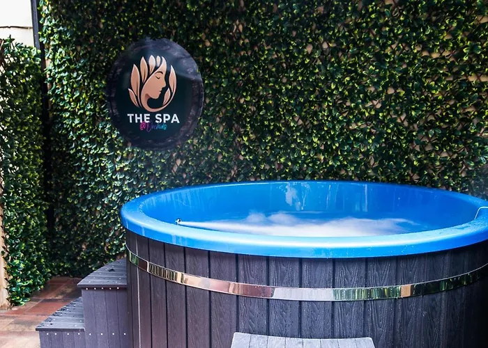 호텔 Holyrood - Leisure Centre & The At Orchids