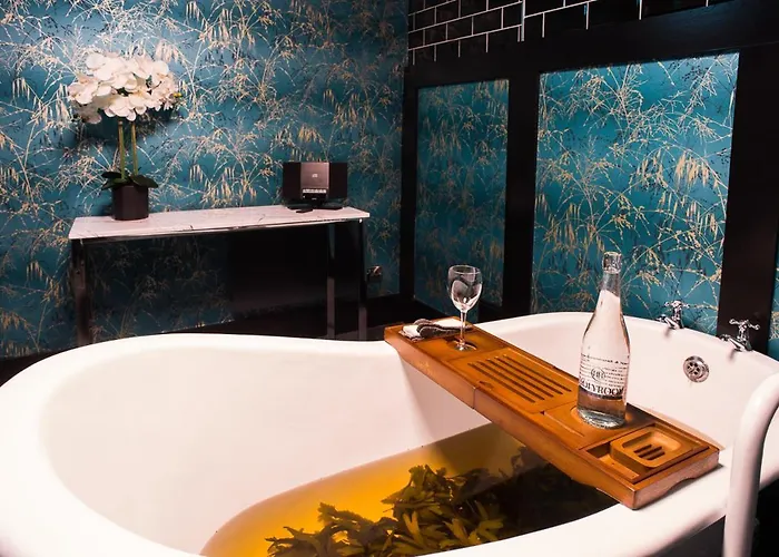 Hotel Holyrood - Leisure Centre & The At Orchids