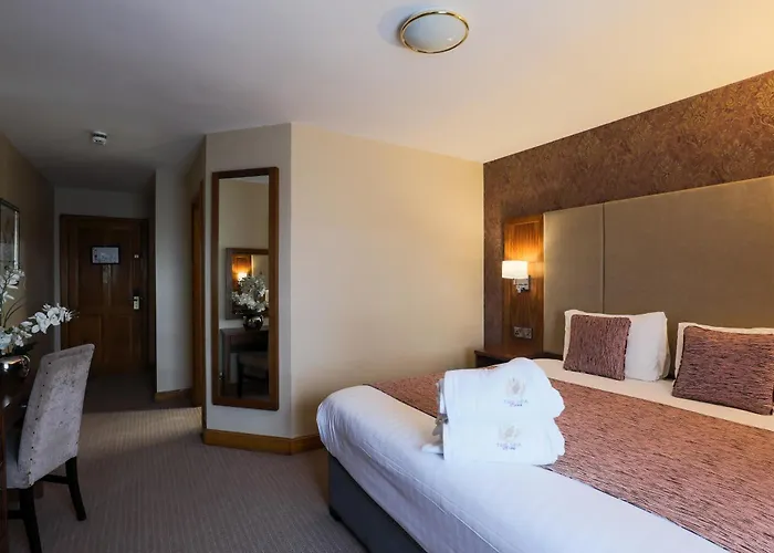 Holyrood - Leisure Centre & The At Orchids 4* 번드런