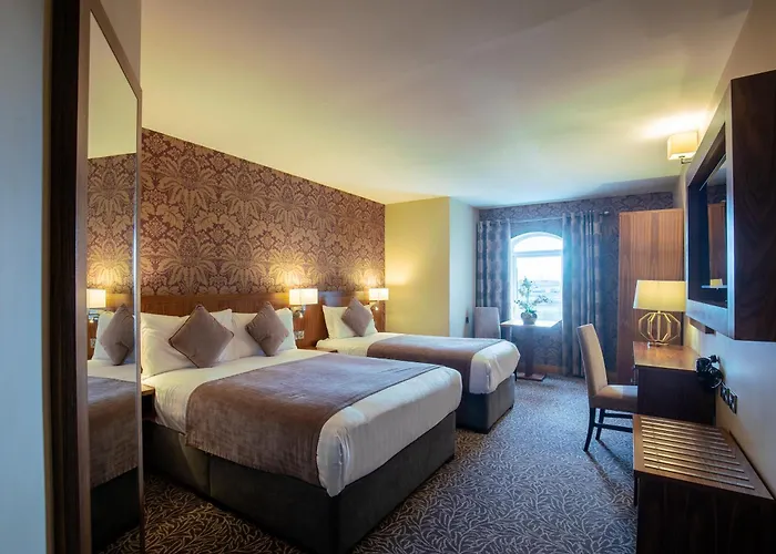 호텔 Holyrood - Leisure Centre & The At Orchids 4*