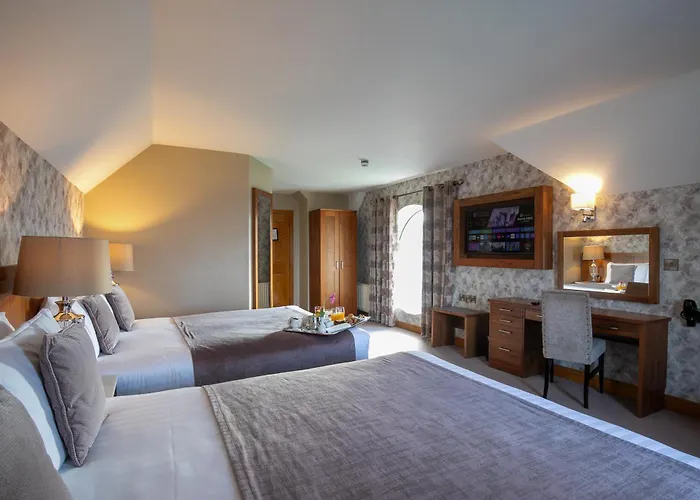 Holyrood - Leisure Centre & The At Orchids 호텔 번드런