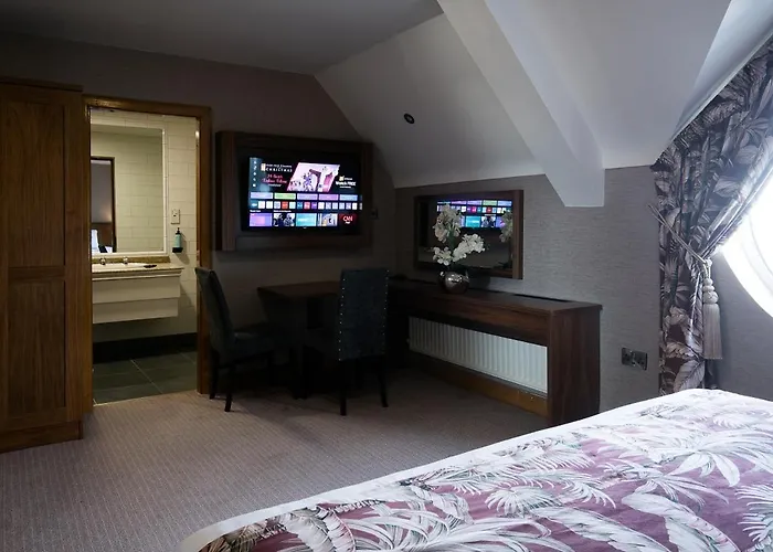 Holyrood - Leisure Centre & The At Orchids 호텔 4*