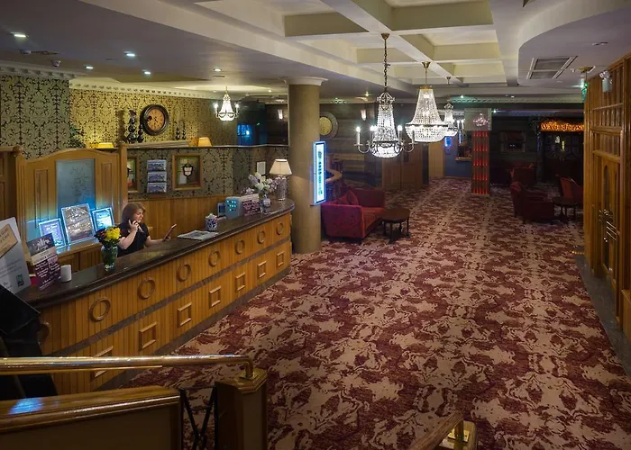 Holyrood - Leisure Centre & The At Orchids 호텔 번드런