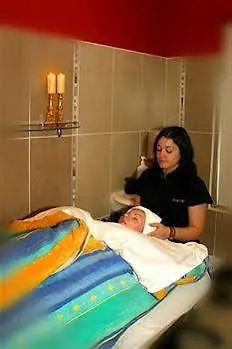 Holyrood - Leisure Centre & The At Orchids 4* 번드런