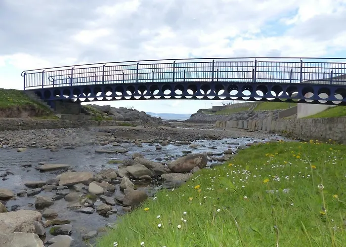 Holyrood - Leisure Centre & The At Orchids 호텔 번드런