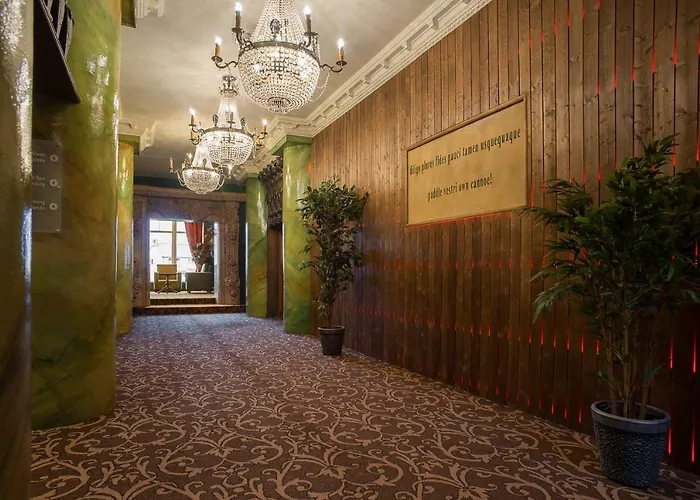 Holyrood - Leisure Centre & The At Orchids 호텔